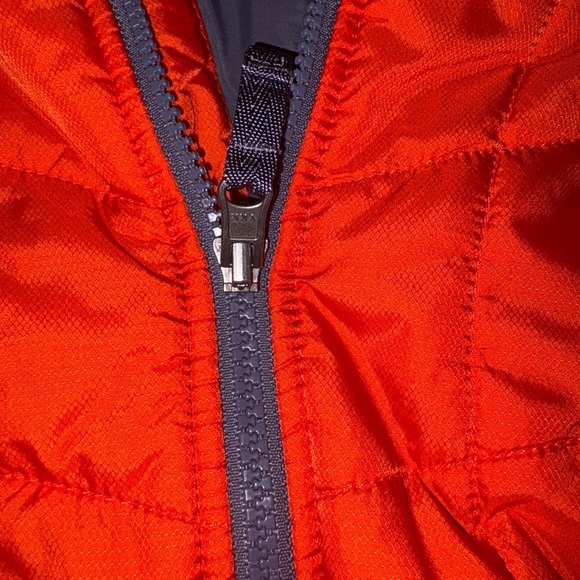 The North Face Women's Bright Red Puffer Jacket - Picture 8 of 8
